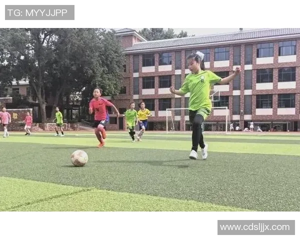 长发小孩足球球星展现绿茵风采梦想与激情点燃未来